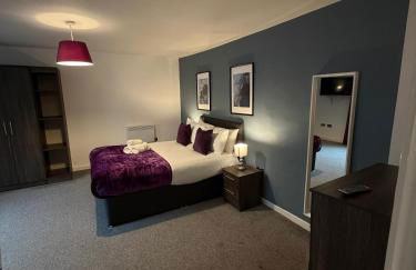City Centre 4 Bedroom Apartment with Terrace Sleeps 10 by StaySavvy Accommodation - Foto 39