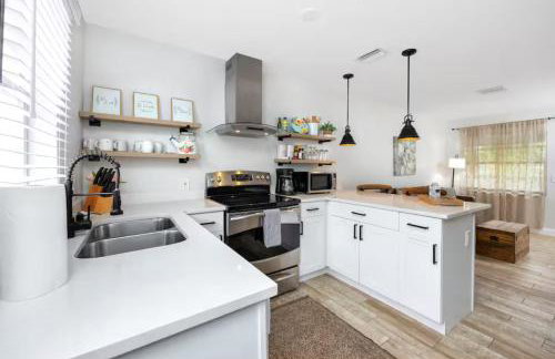 1 Block to Downtown - 7 min to beach - King bed & Free parking - Foto 2