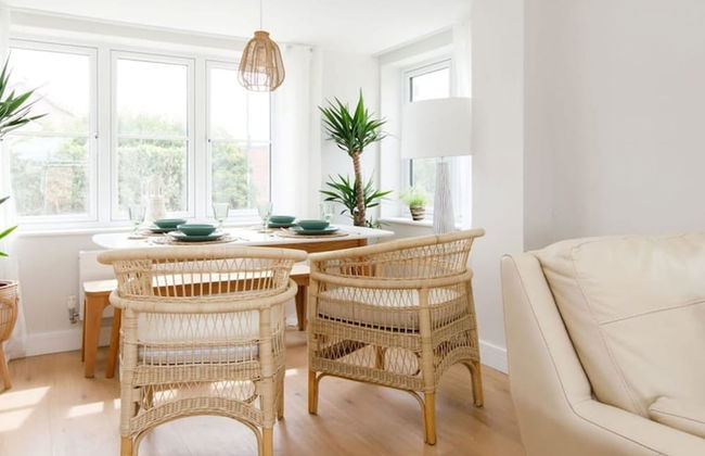 Mariners Stylish Beachside Getaway With Sea Views - Photo 13