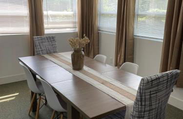 Sister Lakes Lakeside House - Sleeps 16 - Foto 13