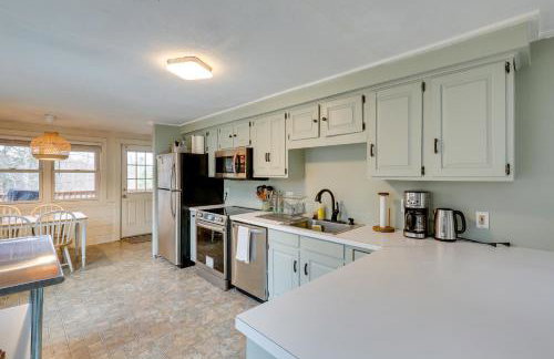 Expansive Wilmot Escape with Deck Near Skiing! - Foto 9