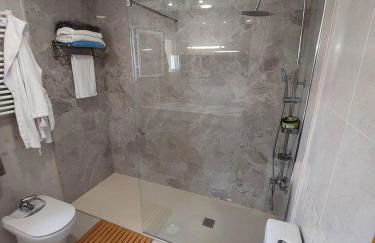 Luxury Villa with Pool & Garden - Foto 30