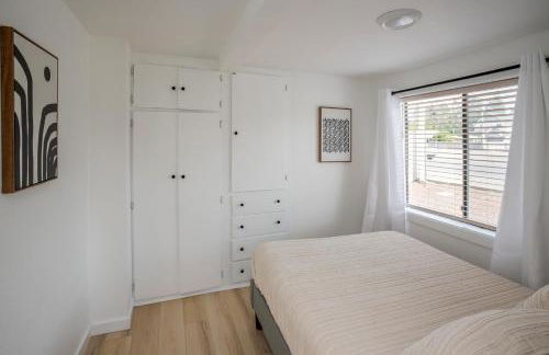 Cozy 2 Bedroom Home, Private Backyard with Hot Tub - Foto 12