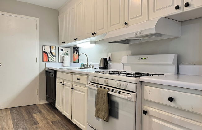 ATL Downtown 2B Condo with Free Parking - Foto 10