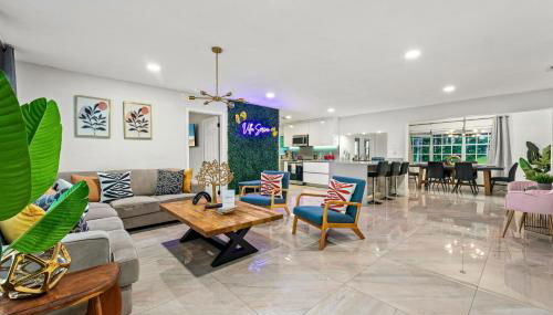 Waterfront Oasis Escape with 7 Seats Hot Tub! - Foto 5