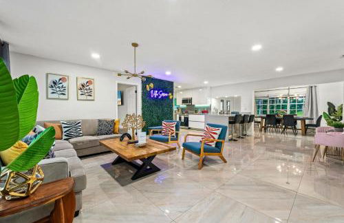 Waterfront Oasis Escape with 7 Seats Hot Tub! - Foto 5