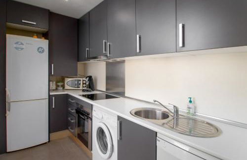 2060-Newly furnished 2 bedrooms apt with golf - Photo 4