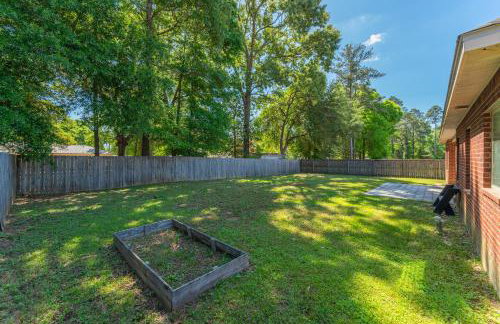 Cozy Retreat with Patio, Big Kitchen and Fishing Nearby - Foto 48