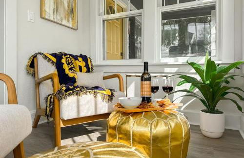 Step into School Spirit at the Golden Dome Getaway - Foto 39