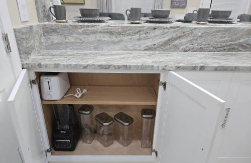 This luxury basement is the perfect getaway - Foto 27