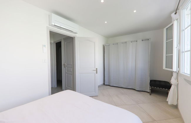 Superb Vacation Home With Pontoon - Photo 9