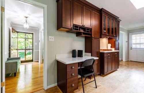 Southern Charm 2BR Greensboro Nest - Foto 45