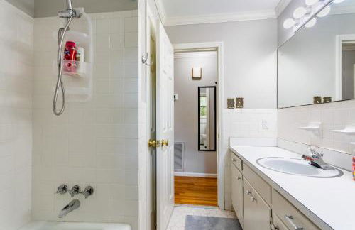 Southern Charm 2BR Greensboro Nest - Foto 20