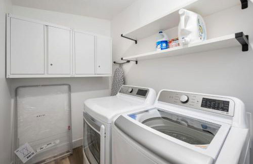 Light-Filled Modern Flat Near 25th Street Fun - Photo 10