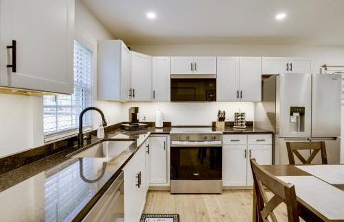 Wooded Retreat with Pet-Friendly Yard in Standish - Foto 10