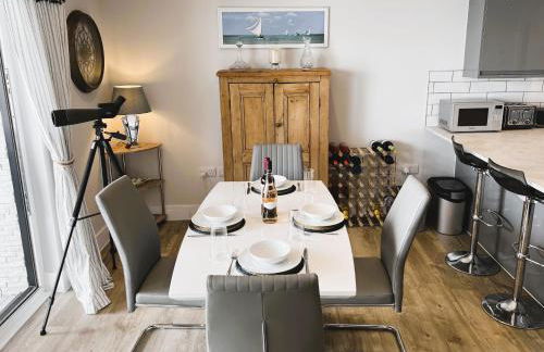 25 Breakwaters - Beach Hut is Included with this Pet Friendly Lux Apartment with Balcony, Stunning Sea Views over to Culver Cliffs & Free Parking - Photo 10