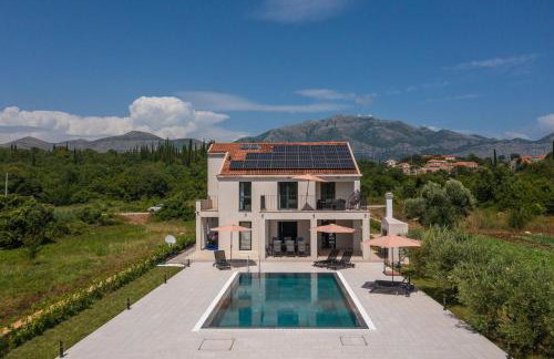 Green & Blue Five Bedroom Villa with Private Pool and Complete Privacy - Photo 48