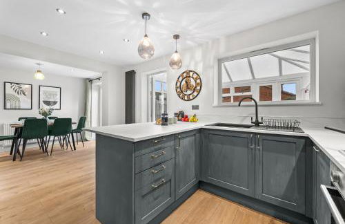 Modern 3-Bed Home, Super King Beds, Drive Parking - Foto 18