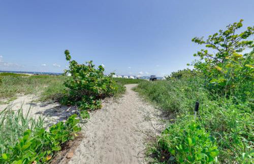 Ocean Views and Pool Access Riviera Beach Condo! - Foto 30