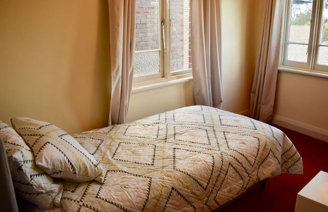 Comfortable 3 Bedroom Apartment In Trendy Haberfield - Photo 3