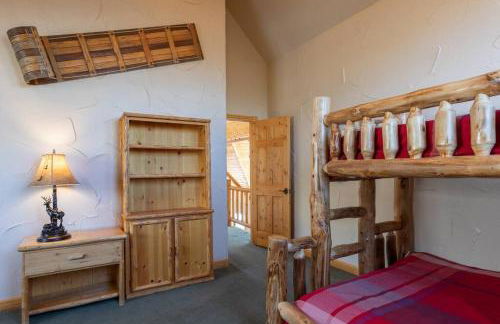 MAJESTIC VIEWS FAMILY LODGE with Large Deck - Photo 35