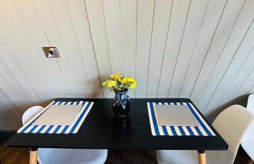 Kingsdowns Top Family Chalet, stunning and cosy interiors, indoor heated pool, mini golf, tennis court, BBQ and beach! - Foto 8