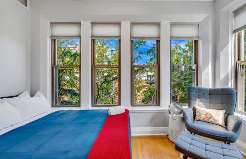 Steps to the Lakefront! This Uptown Beauty is Everything You Need for a Perfect Chicago Getaway condo - Photo 5