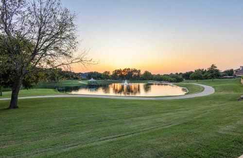 Heated Pool & Spa Mini Golf Bowling Game Room perfect for family - Photo 41