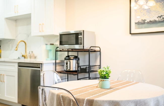 Modern Cozy Retreat Stylish Stay With Patio Parking - Foto 33