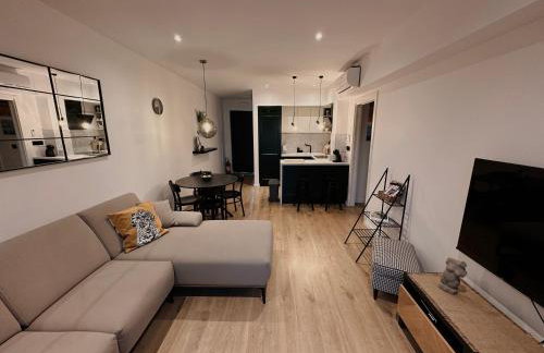 Dawn & Dusk - Modern Two Bedroom Apartment with Mountain Views - Photo 3