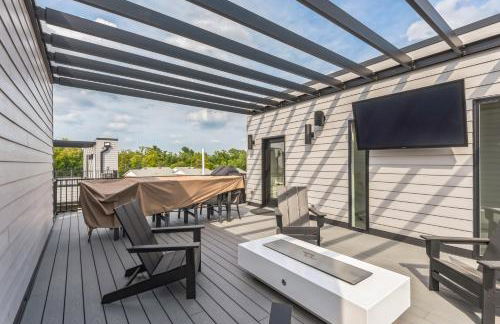 New Modern Townhome With Rooftop Patio 2 Bedroom Townhouse by RedAwning - Photo 3