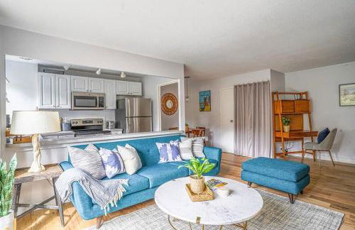 Tranquil 2BR downtown condo, Parking, King bed - Foto 7