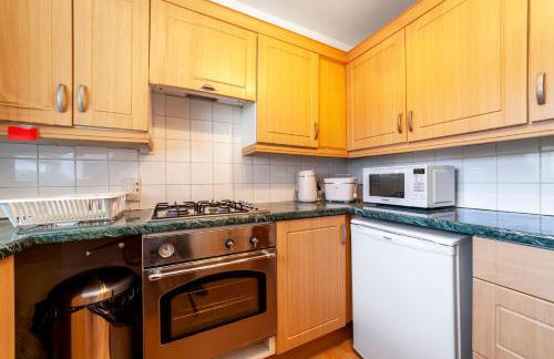 Bright 2BR flat off trendy Chiswick High Road - Photo 28