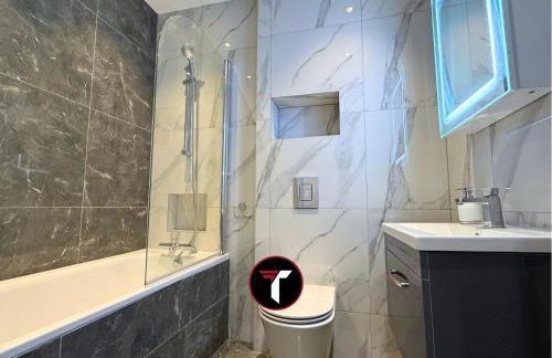 Spacious 2 Bed 2 Bath Flat with Free parking - Foto 5