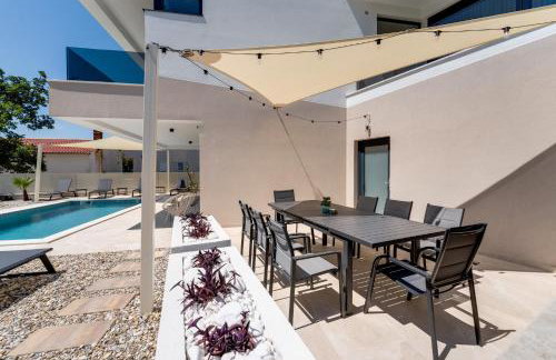 Villa Mirakul, new modern villa with swimming pool, close to the beach, children playroom, quiet area- by TRAVELER tourist agency Krk - ID 2680 - Foto 8