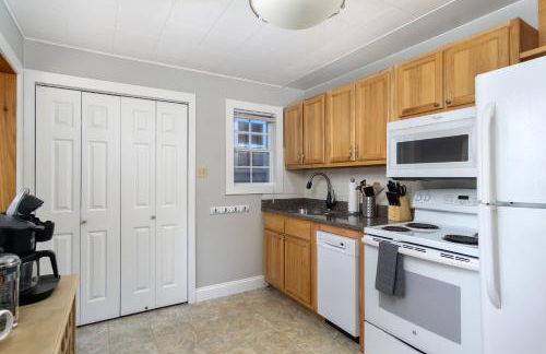 Charming Pet-Friendly Cottage Walkable to Town! - Foto 14