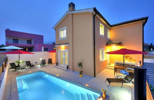 Villa with private pool in village Jadreški - Foto 1