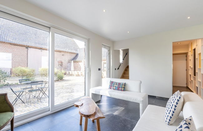 Peaceful Villa With Pond - Photo 9