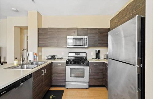 Luxury 2BR/2BA! 5 MIN to Disney! - Photo 2