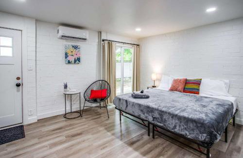 Newly Renovated Bright Studio - Photo 10