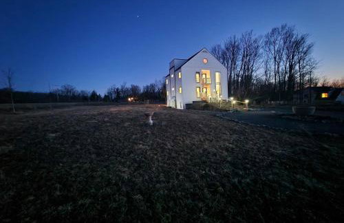 the Sugar Cube, a stunning, spacious, and modern villa with an orchard maze - Foto 38