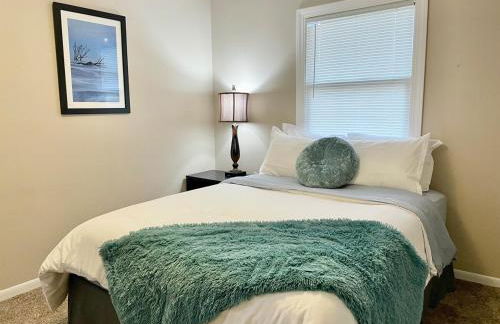 Rustic Chic in Charming Center Grove w Fenced Yard - Foto 22