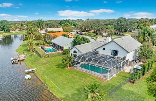 Lake Luxe Equine, Waterfront, Screened-in Pool, Hot Tub - Lake Views! Hosted By Relaxtay - Foto 46