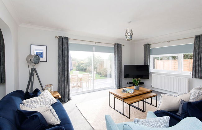 Coastal Retreat for 8 With Hot Tub - Walk to Beach - Foto 76