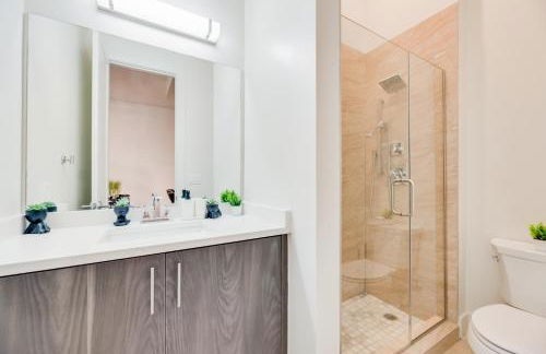 Snappy loft style 2BR I Gym I Parking I Workspace - Photo 18