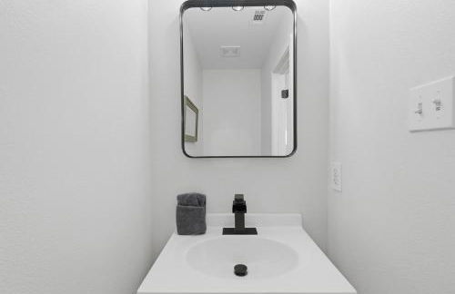 Walk to SXSW Venue, 2025 New Build Beauty at UT, Downtown, King Beds - Foto 36