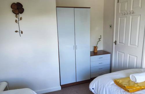 4-bed quiet cul de sac location with large secure off road parking for 4 cars - Foto 10