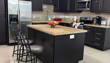 Fully Furnished 3BR and 2BA Gem Near Airport & Mall - Foto 2, stove, dishwasher