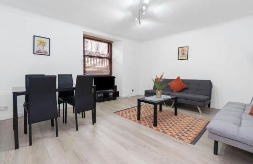 Free Parking - Sleeps 6 - Central - New Interior - Photo 13