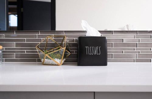 Walk to Restaurants from a Designer Cap Hill Home - Foto 26